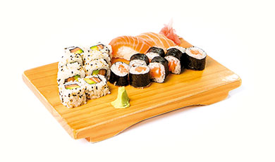 Menu M6  Soupe, Crudités | 8 Makis Saumon, 8 California Makis Saumon Avocat, 2 Sushis Saumon |   15.50 €