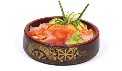 Menu P  Soupe, Crudités | Grand bol de Sashimi sur du riz vinaigré | Au choix : Saumon ou Assortiment de Poissons  15.00 €