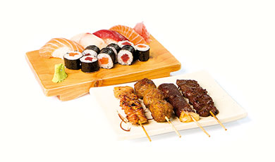 Menu V  Soupe, Crudités, Riz | 4 Sushis + 8 Makis + 4 Brochettes grillées | (Boulettes de Poulet, Poulet, Bœuf, Bœuf au Fromage)  20.50 €