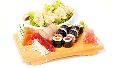 Menu X  Soupe, Crudités, Riz | 5 Gyozas + 9 Sashimis + 8 Makis |   21.50 €
